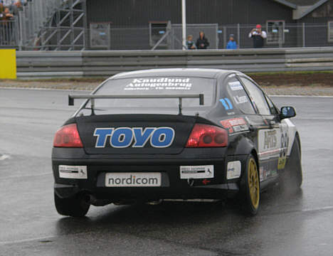 Alle andre end den vindende kører - Kurt Thiim - så kun Kasper Jensens Peugeot fra denne vinkel i det andet løb.